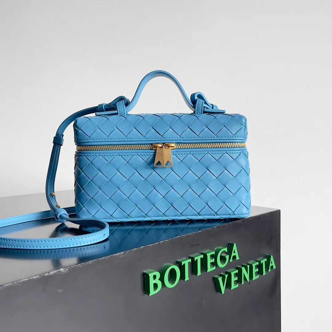 Batch 1360 Bottega Veneta 24 spring and summer woven zipper crossbody bag. A crossbody bag that can be used as a cosmetic bag. The exquisite weaving and compact body are an indispensable accessory for the upcoming summer. The double zipper also better protects the bag. It has a large capacity. If you like it, don’t miss it. Style number: 789109 Size: 22*12.5*5cm